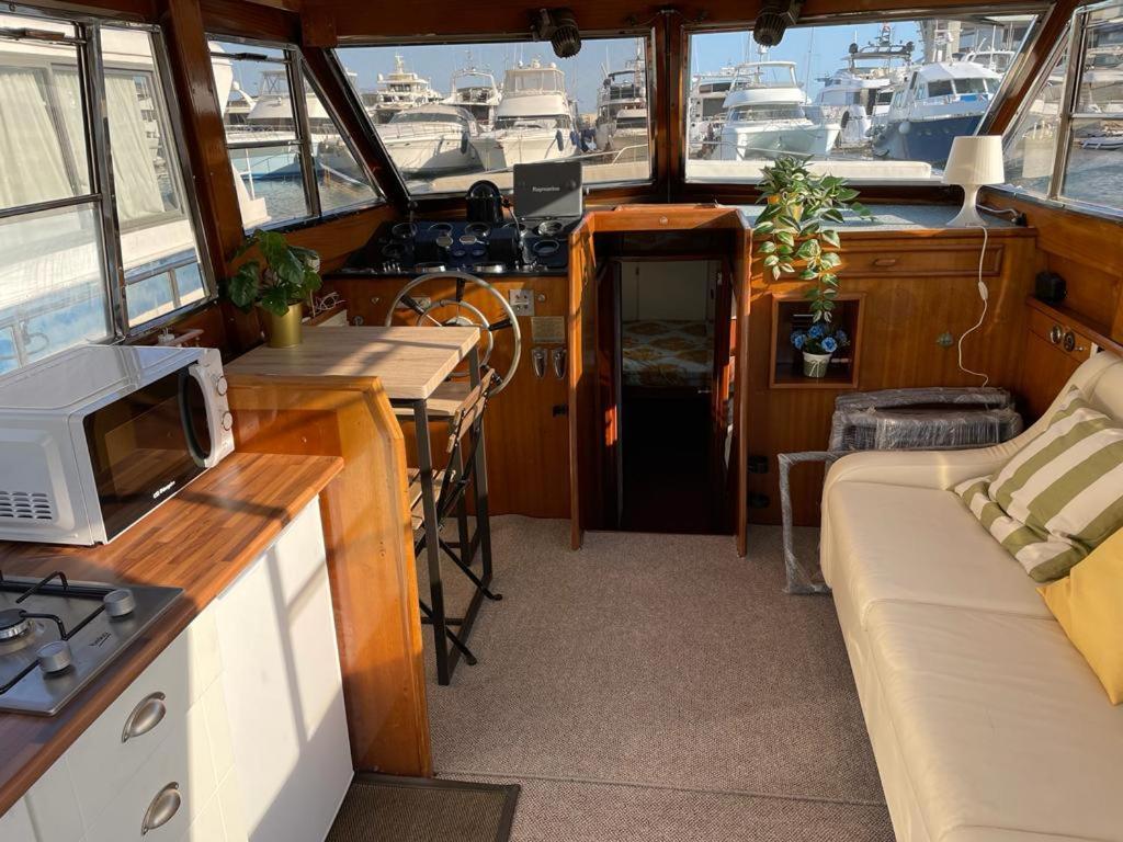 Charming Boat House In Barcelona With Big Terrace And Solarium Hotel ซานต์อาเตรียเดเบซอซ ภายนอก รูปภาพ