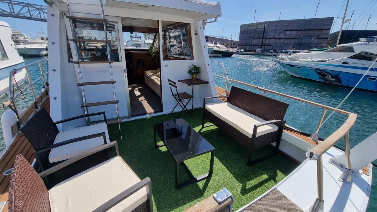 Charming Boat House In Barcelona With Big Terrace And Solarium Hotel ซานต์อาเตรียเดเบซอซ ภายนอก รูปภาพ