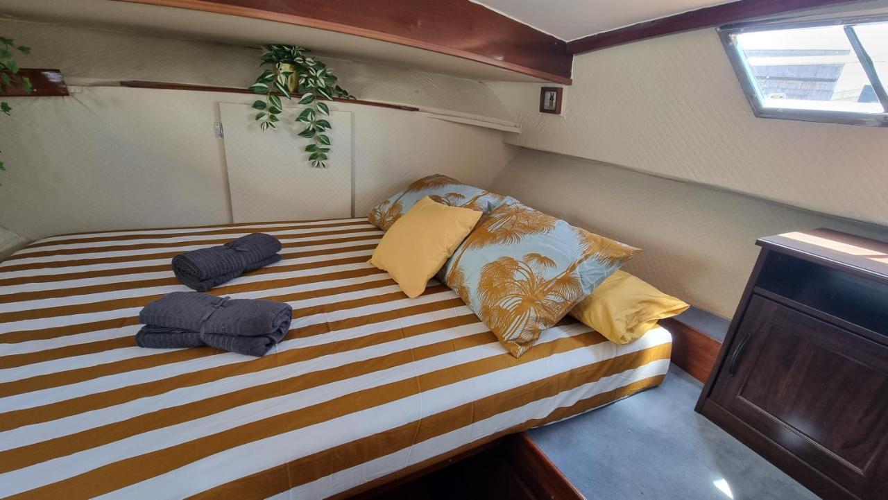 Charming Boat House In Barcelona With Big Terrace And Solarium Hotel ซานต์อาเตรียเดเบซอซ ภายนอก รูปภาพ