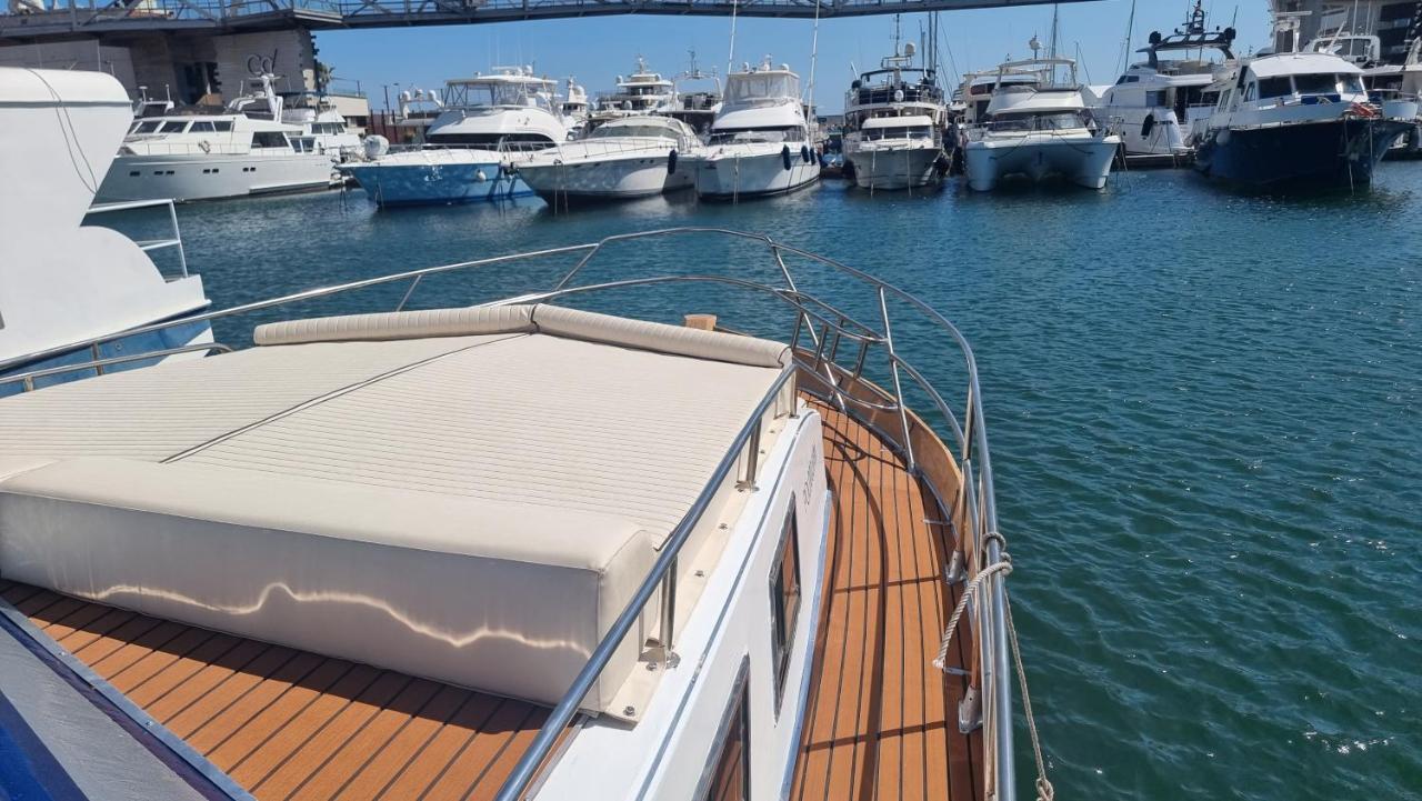 Charming Boat House In Barcelona With Big Terrace And Solarium Hotel ซานต์อาเตรียเดเบซอซ ภายนอก รูปภาพ