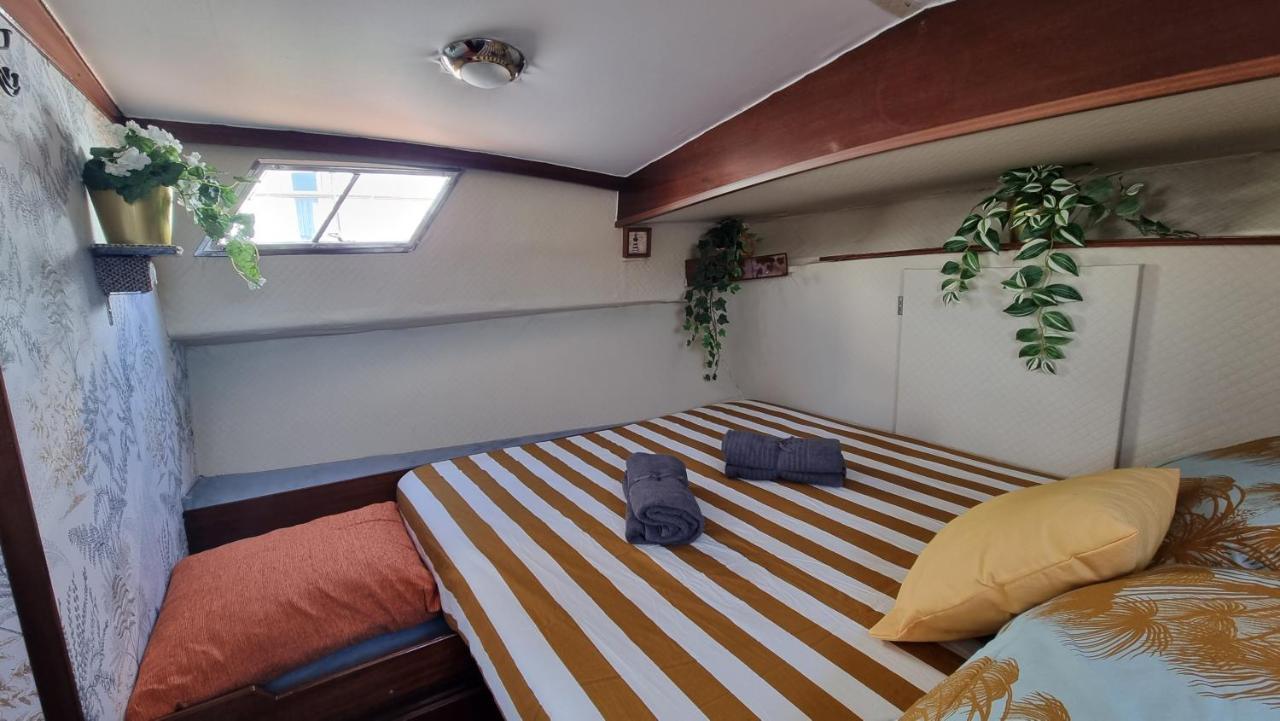 Charming Boat House In Barcelona With Big Terrace And Solarium Hotel ซานต์อาเตรียเดเบซอซ ภายนอก รูปภาพ