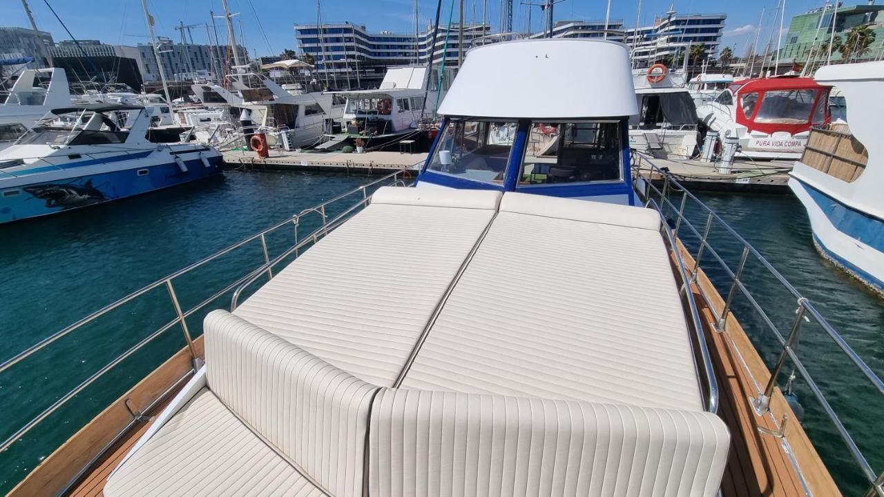 Charming Boat House In Barcelona With Big Terrace And Solarium Hotel ซานต์อาเตรียเดเบซอซ ภายนอก รูปภาพ