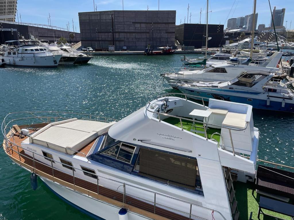 Charming Boat House In Barcelona With Big Terrace And Solarium Hotel ซานต์อาเตรียเดเบซอซ ภายนอก รูปภาพ