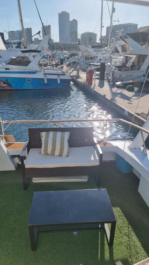 Charming Boat House In Barcelona With Big Terrace And Solarium Hotel ซานต์อาเตรียเดเบซอซ ภายนอก รูปภาพ