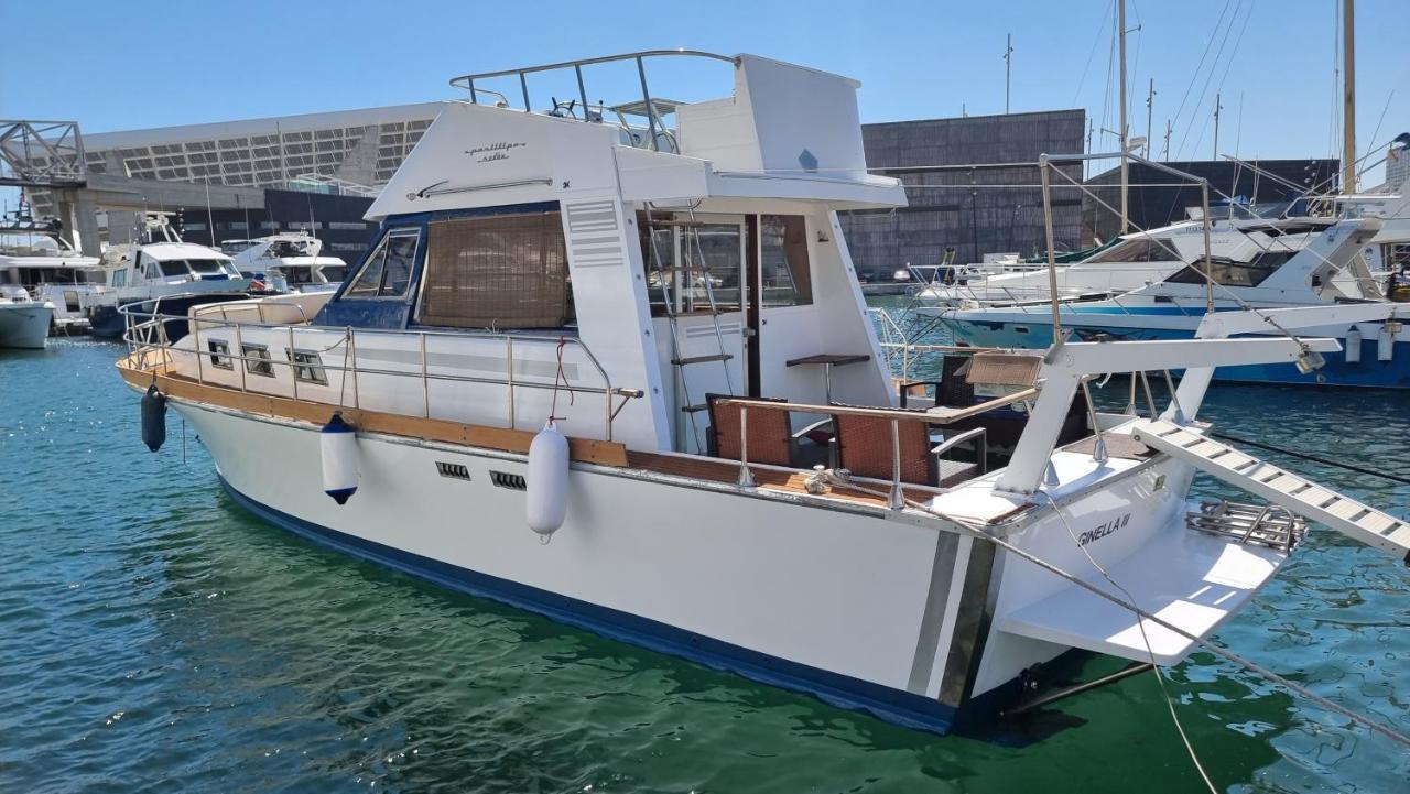Charming Boat House In Barcelona With Big Terrace And Solarium Hotel ซานต์อาเตรียเดเบซอซ ภายนอก รูปภาพ